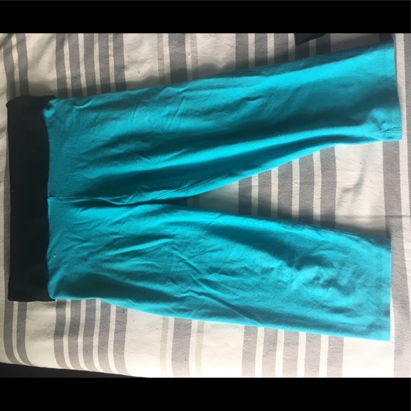 Victoria’s Secret Crop Leggings- small - Picture 3 of 3